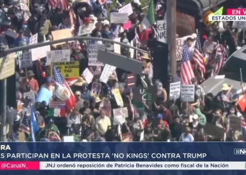 Donald Trump celebra aniversario militar con protestas